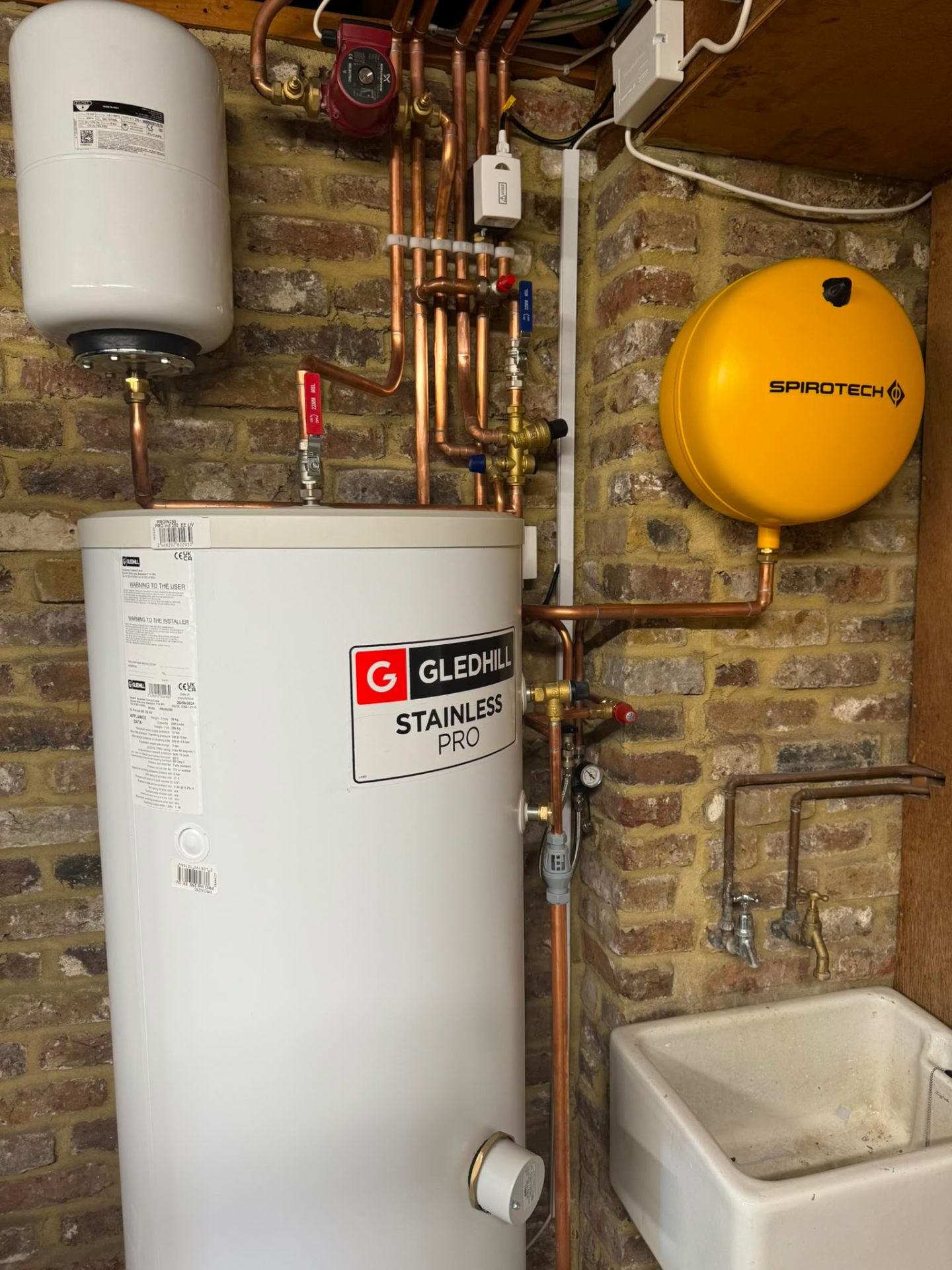 Gledhill Stainless Pro unvented cylinder installation with Spirotech de-aerator in a London property